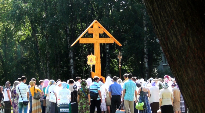 5 лет назад был установлен поклонный крест на территории каменного храма