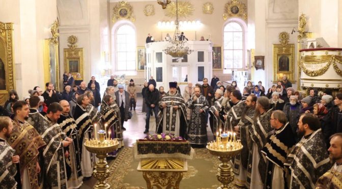 30 марта все настоятели храмов Калининского благочиния, вместе с благочинным протоиереем Николаем Брындиным совершили вечернюю Литургию Преждеосвященных Даров