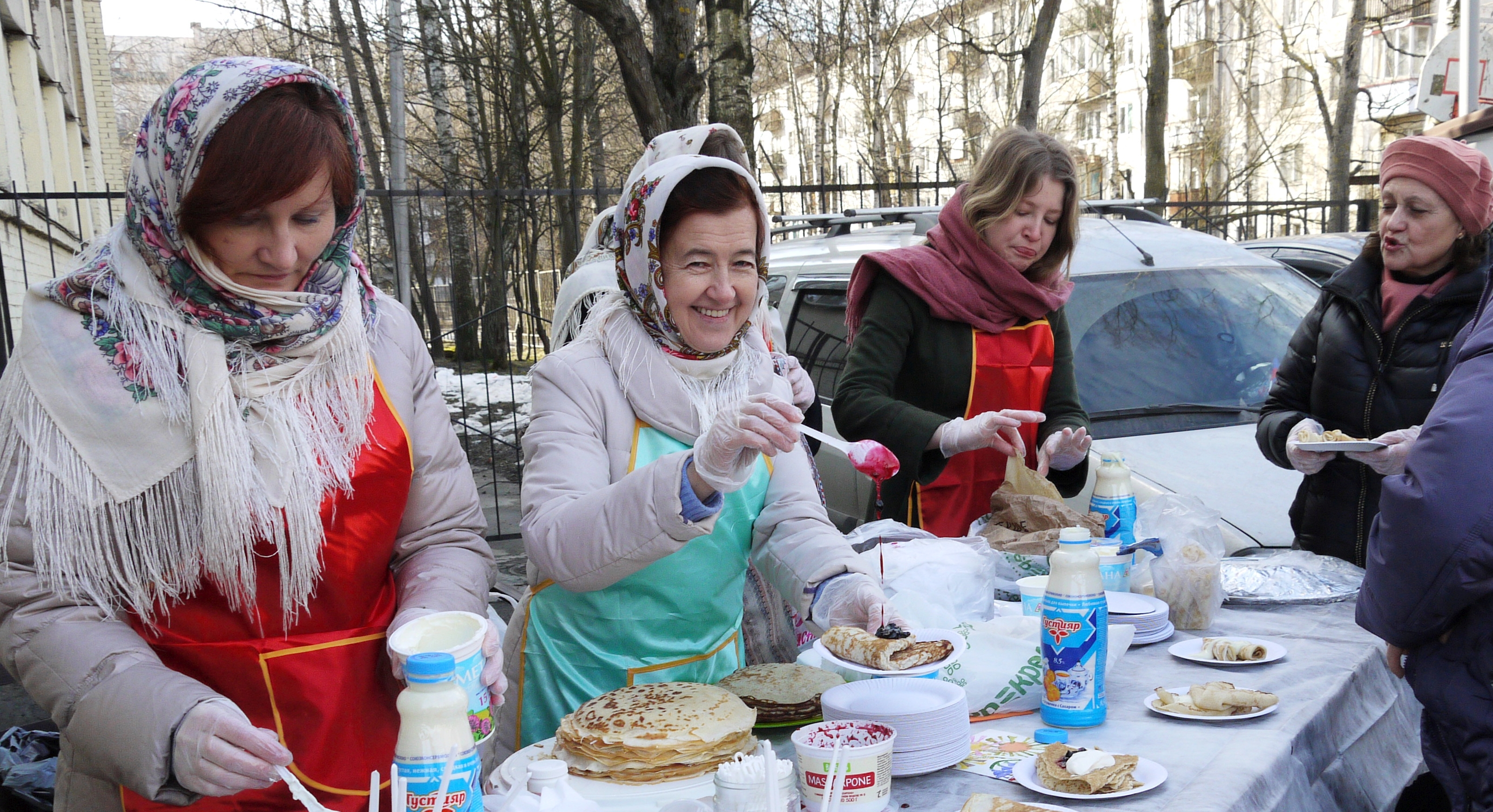 Масленица и церковь. Масленица храм. Стол на Масленицу храм. Служба на Масленицу в церкви. Масленица храм картинки.