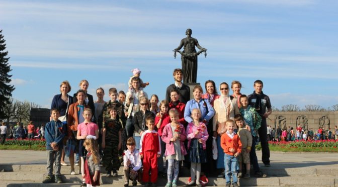 Воспитанники Воскресной школы посетили Пискаревское кладбище