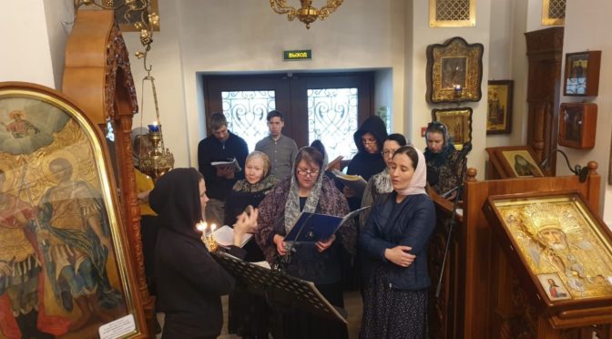 Великим постом по пятницам  литургию Преждеосвященых Даров поет любительский хор